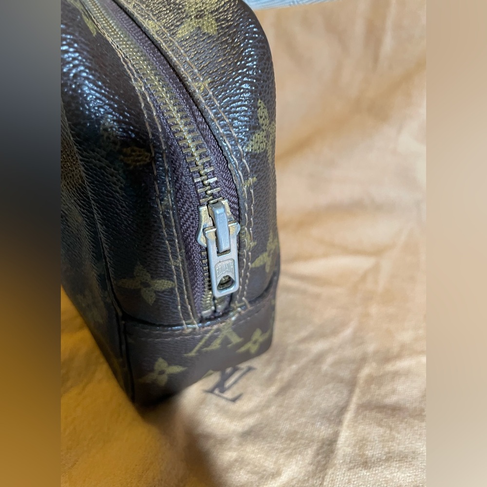 Louis Vuitton Trousse 23 Unisex Classic Monogram Canvas Cosmetic Bag | Vintage - Picture 16 of 17